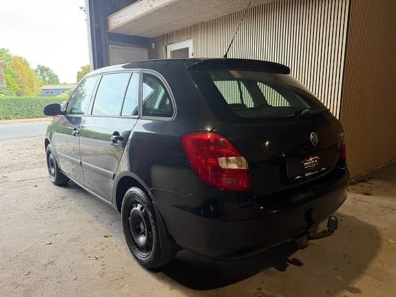 Skoda Fabia 2011 photo 2