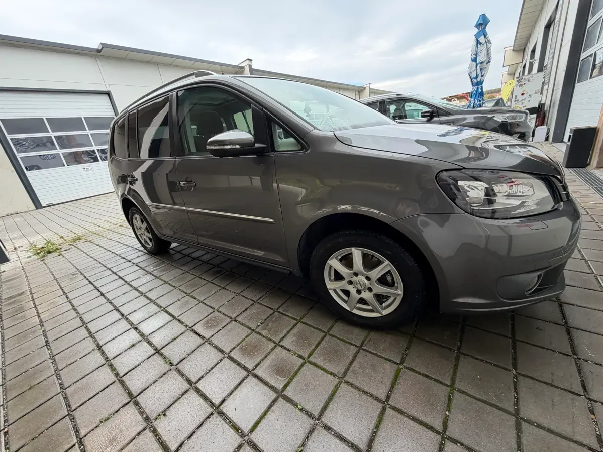 Volkswagen Touran 2011 photo 3