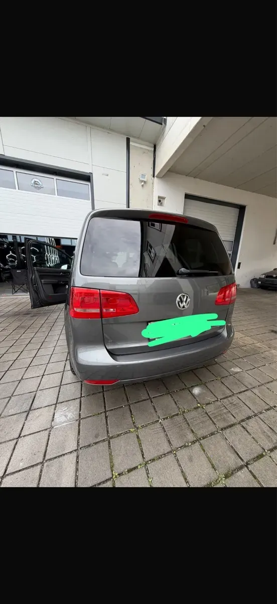 Volkswagen Touran 2011 photo 2