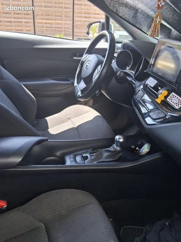Toyota C-Hr 2019 photo 2