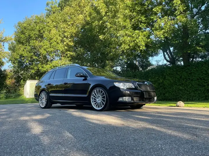 Skoda Superb 2010 photo 3