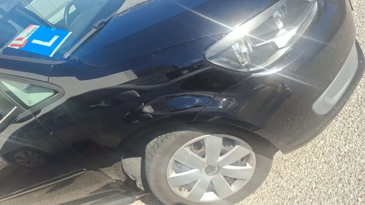 Volkswagen Touran 2011 photo 2