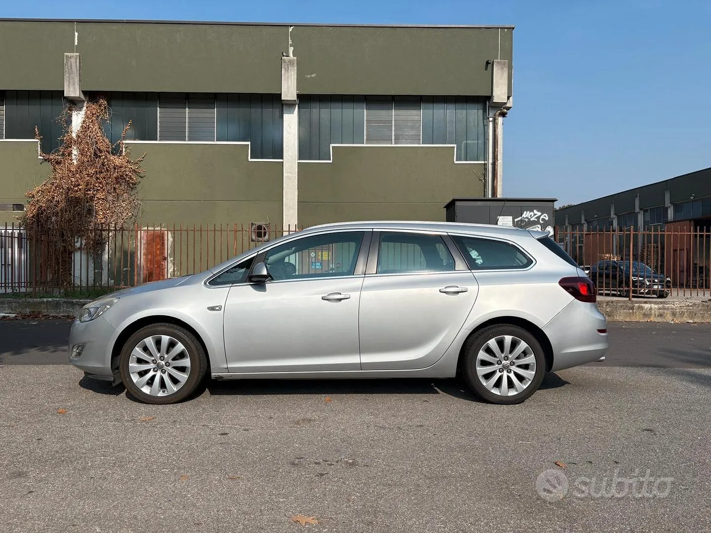 Opel Astra 2011 photo 2