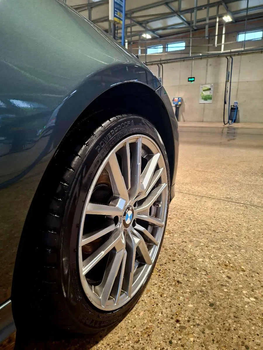 BMW 3 Series 2009 photo 2