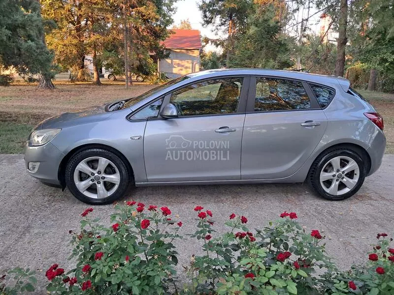 Opel Astra J 2011 photo 2