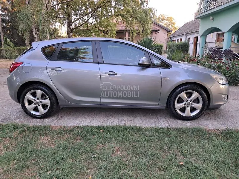 Opel Astra J 2011 photo 4