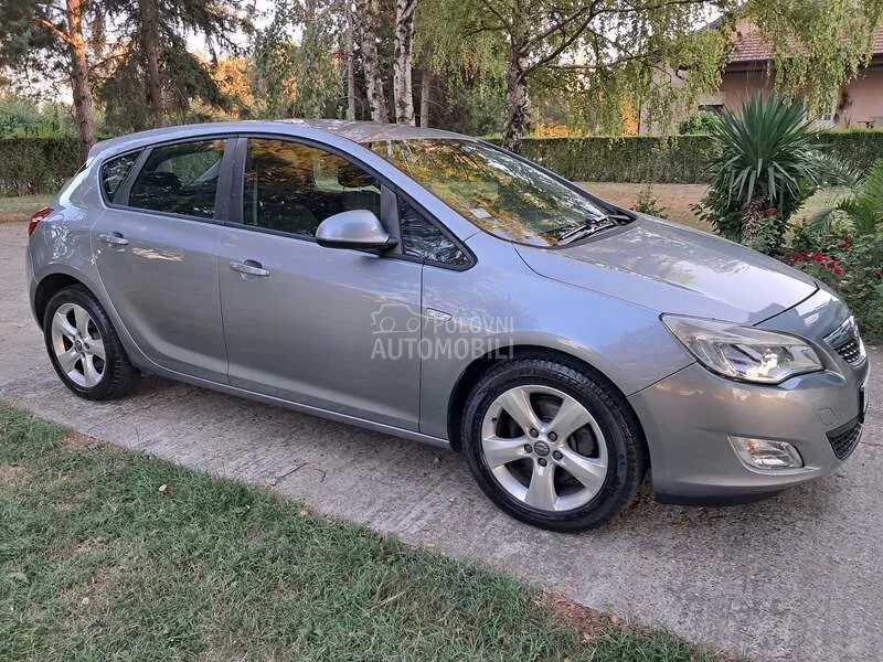 Opel Astra J 2011 photo 3