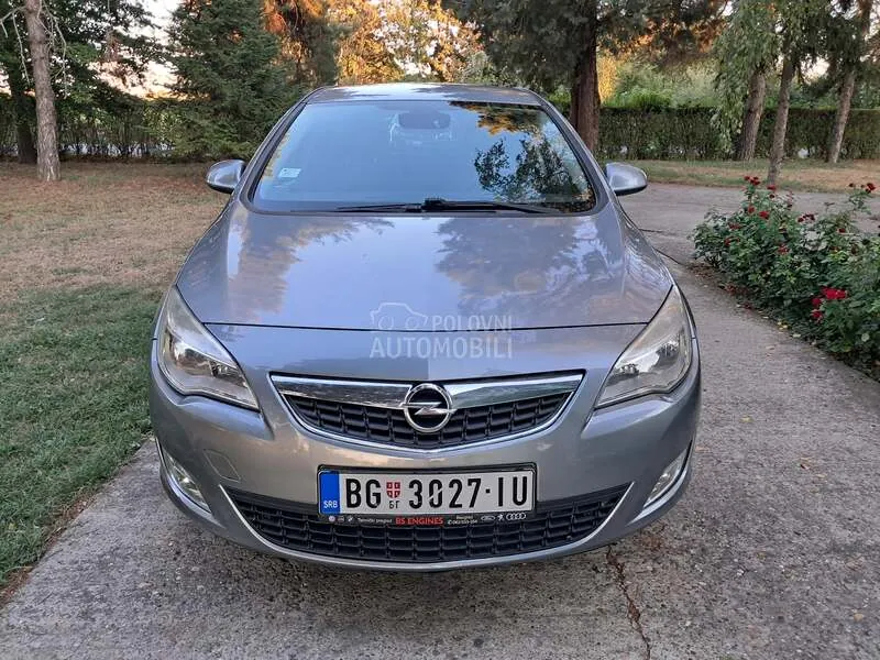 Opel Astra J 2011 photo 5