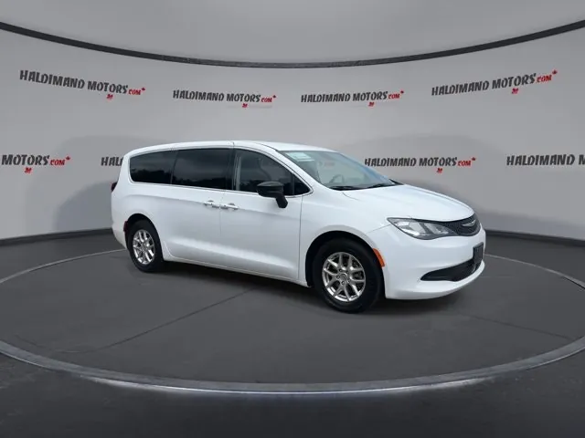 Chrysler Grand Caravan 2024 photo 2