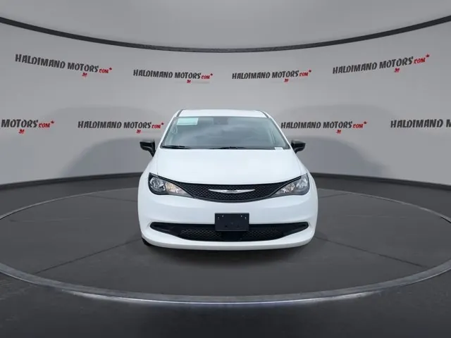 Chrysler Grand Caravan 2024 photo 3