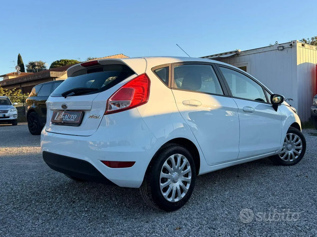 Ford Fiesta 2015 photo 2