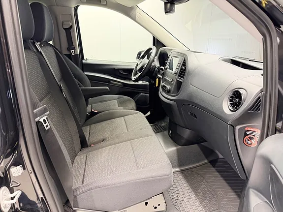 Mercedes-Benz Eqv 2024 photo 2