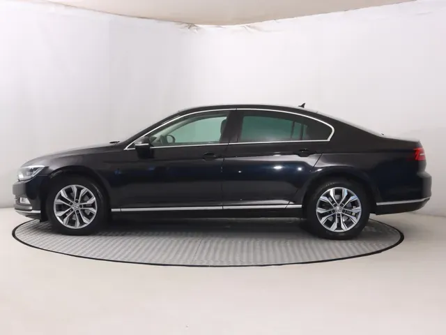 Volkswagen Passat 2018 photo 2
