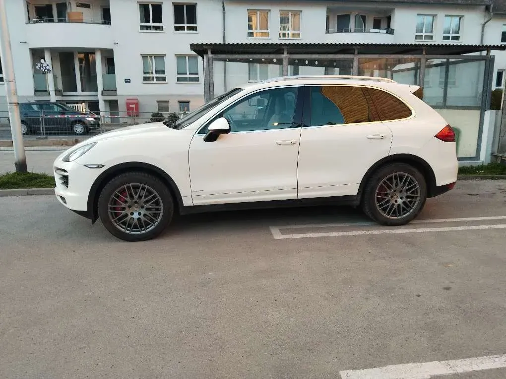 Porsche Cayenne 2010 photo 2