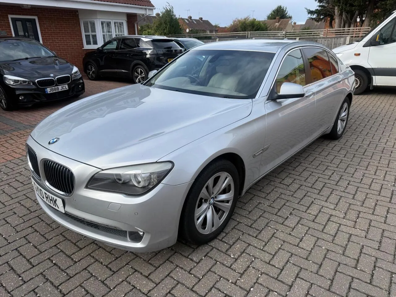 BMW 7 Series 2010 photo 2