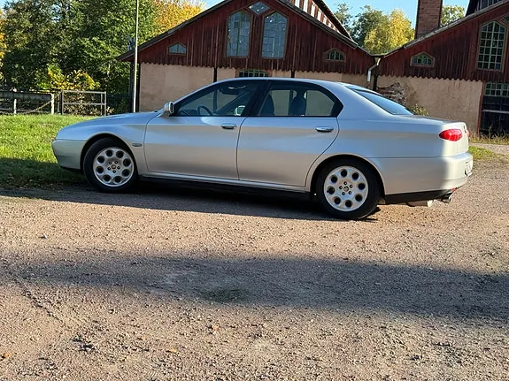 Alfa Romeo 166