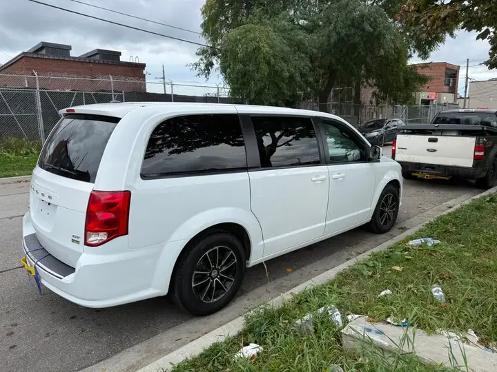 Dodge Grand Caravan 2018 photo 2