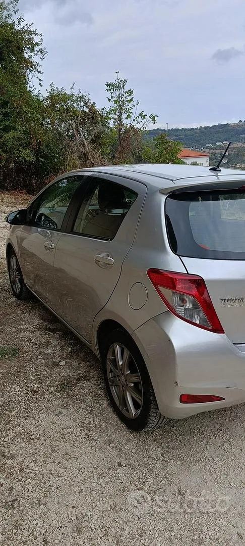 Toyota Yaris 2012 photo 2