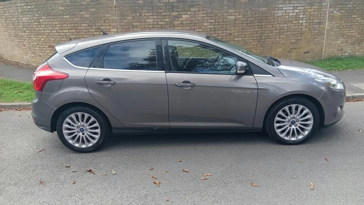 Ford Focus 2011 photo 2