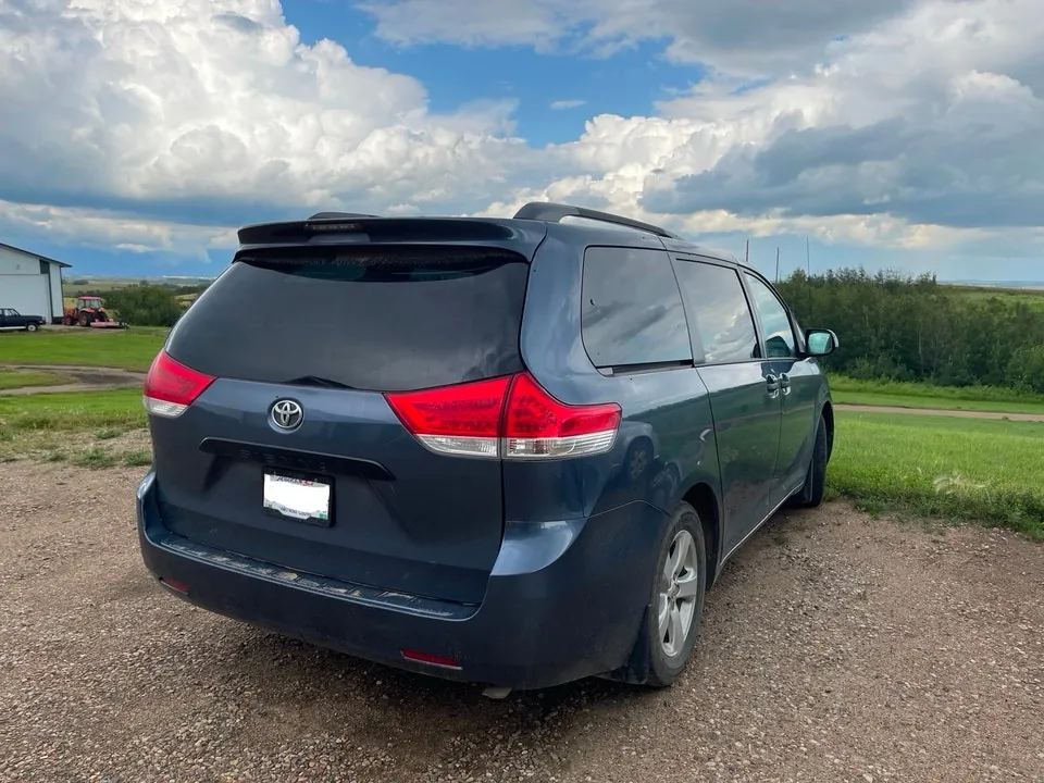 Toyota Sienna 2013 photo 2