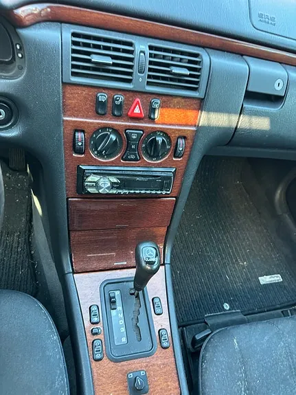 Mercedes-Benz E200 1995 photo 3