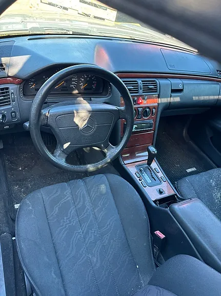 Mercedes-Benz E200 1995 photo 2