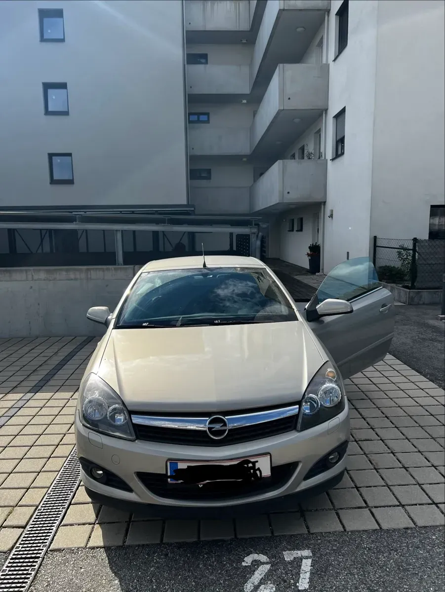 Opel Astra 2009 photo 2