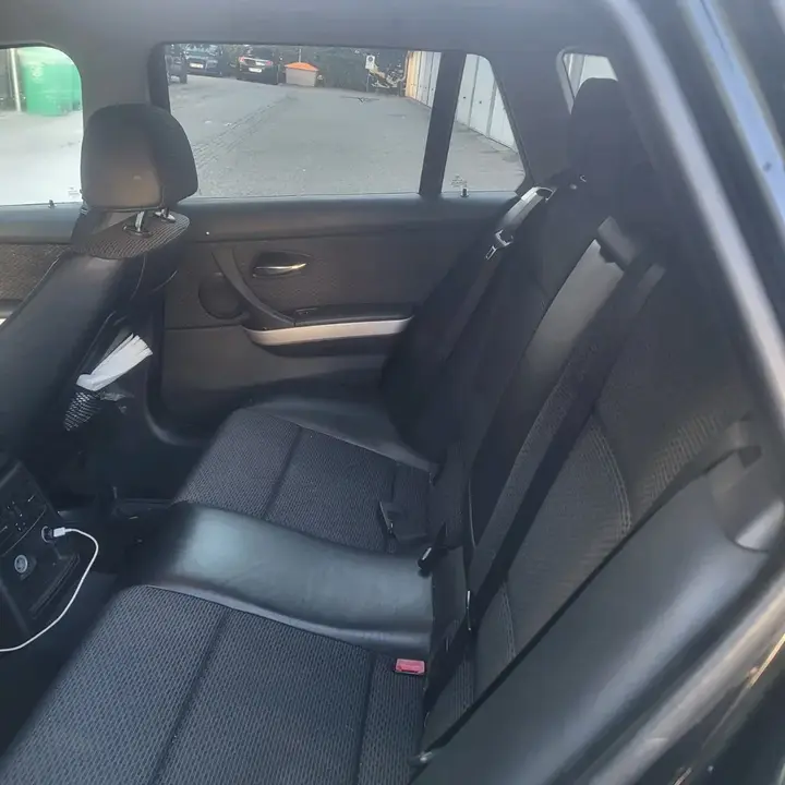 BMW 3 Series 2010 photo 3