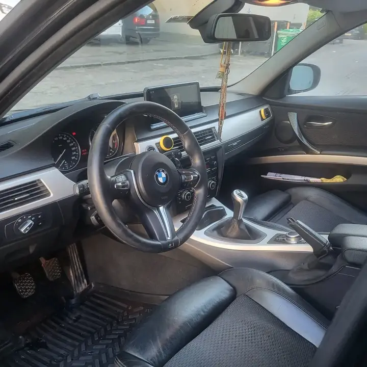BMW 3 Series 2010 photo 2