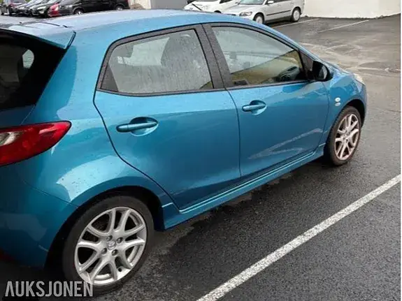 Mazda 2 2011 photo 3