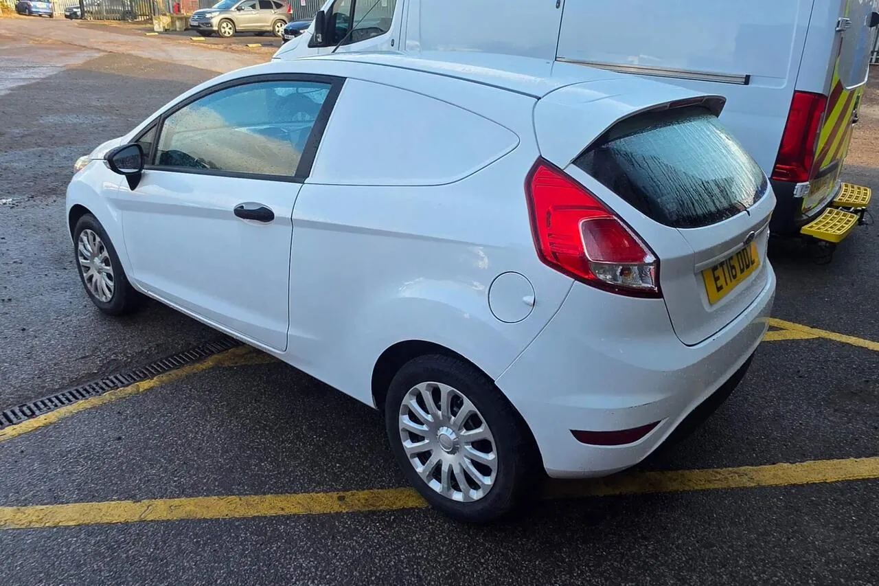 Ford Fiesta Van 2016 photo 3