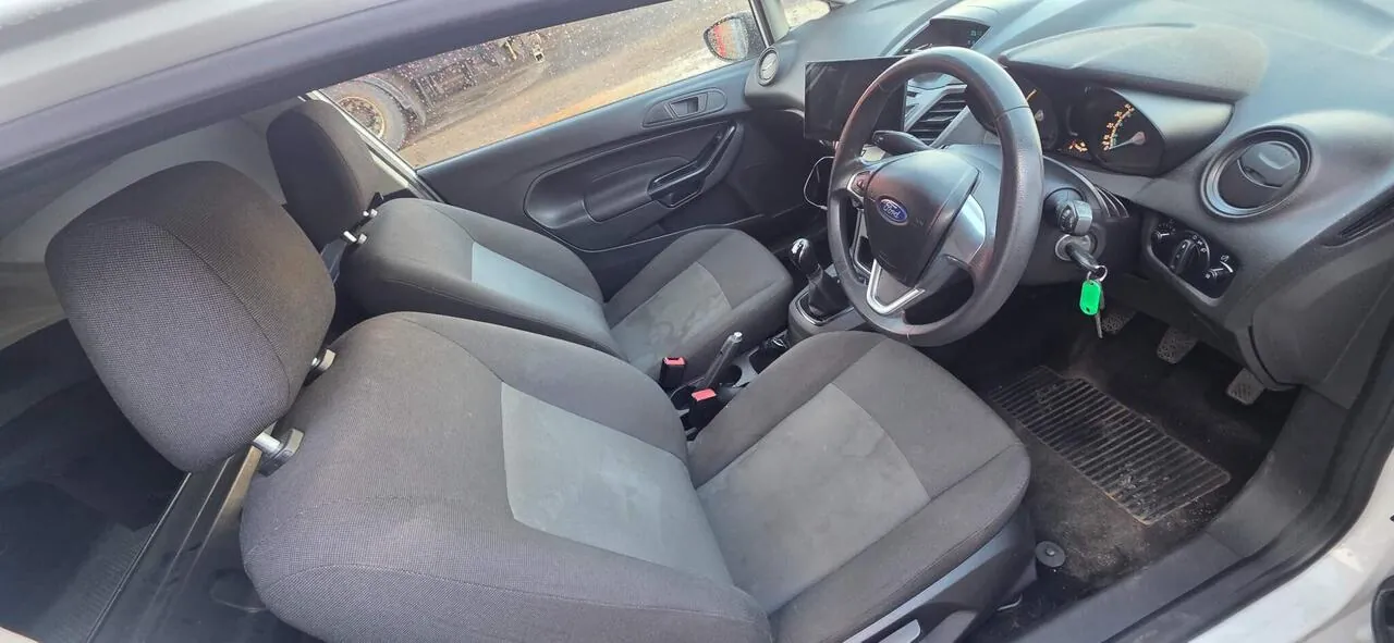 Ford Fiesta Van 2016 photo 5