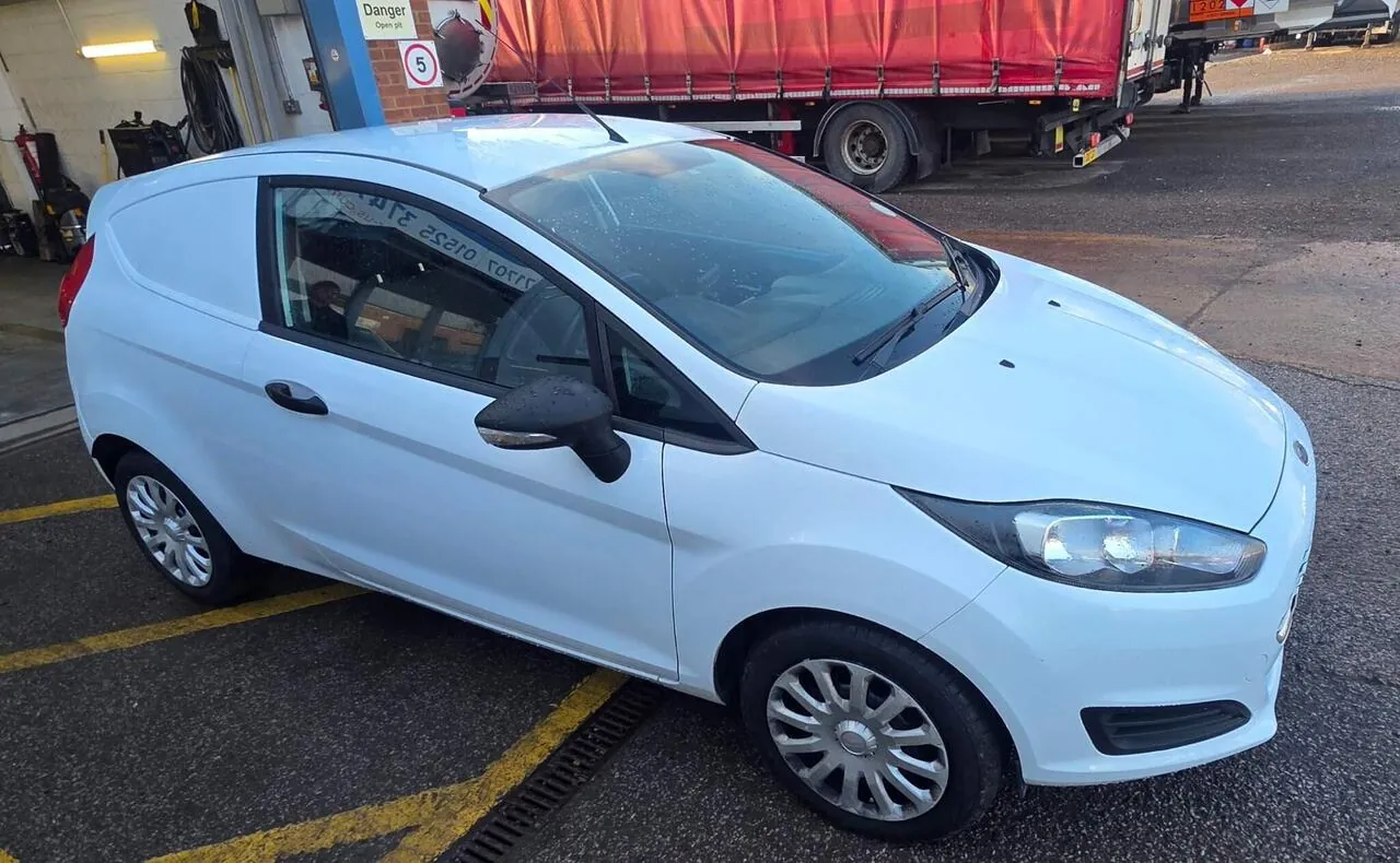 Ford Fiesta Van 2016 photo 4