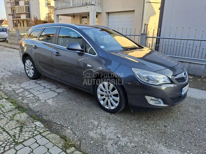 Opel Astra J 2011 photo 2
