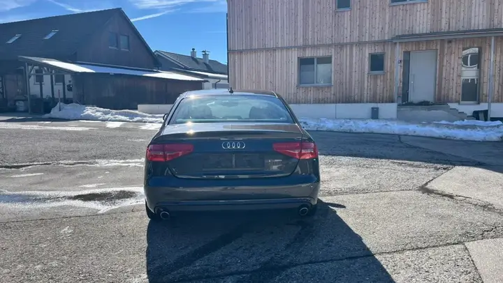 Audi A4 2012 photo 2