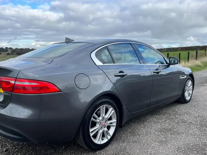 Jaguar Xe 2015 photo 4