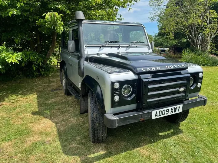 Land Rover Defender 90 2009 photo 2