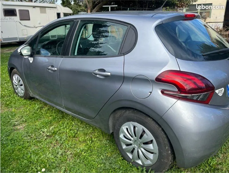 Peugeot 208 2019 photo 2