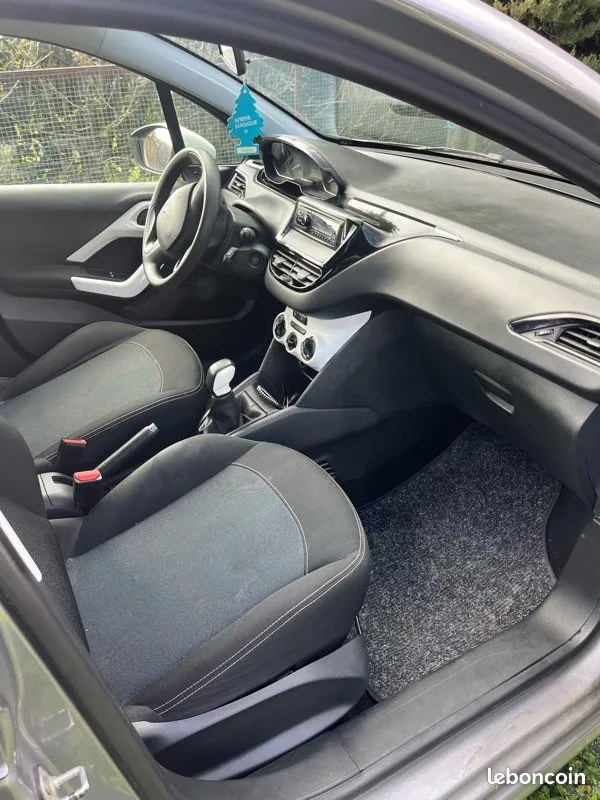 Peugeot 208 2019 photo 3