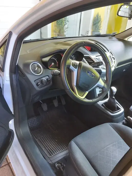 Ford Fiesta 2012 photo 2