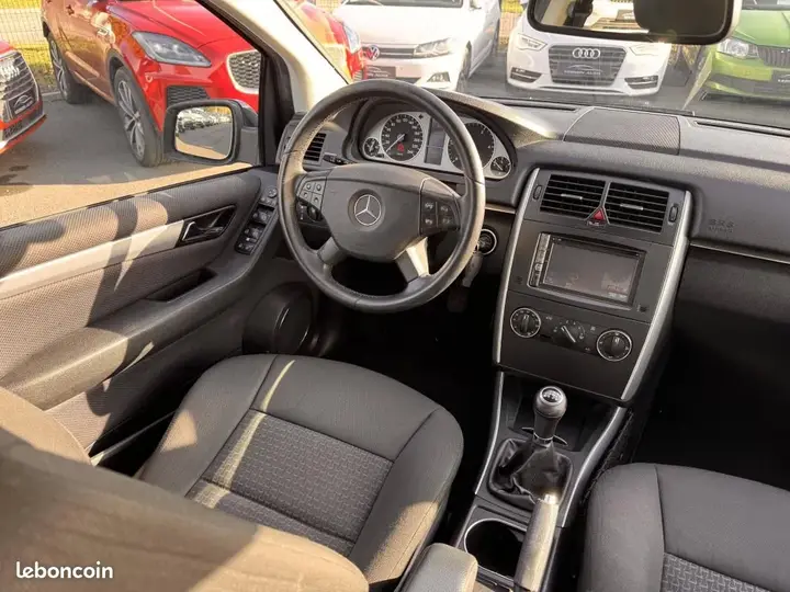 Mercedes-Benz B-Class 2010 photo 2