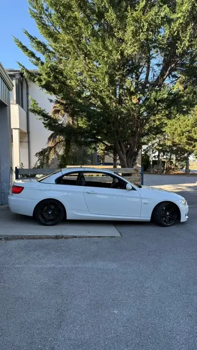 BMW 3 Series 2011 photo 2
