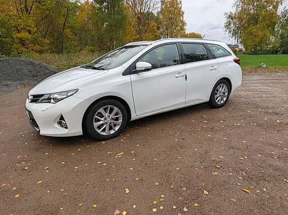 Toyota Auris 2013 photo 2