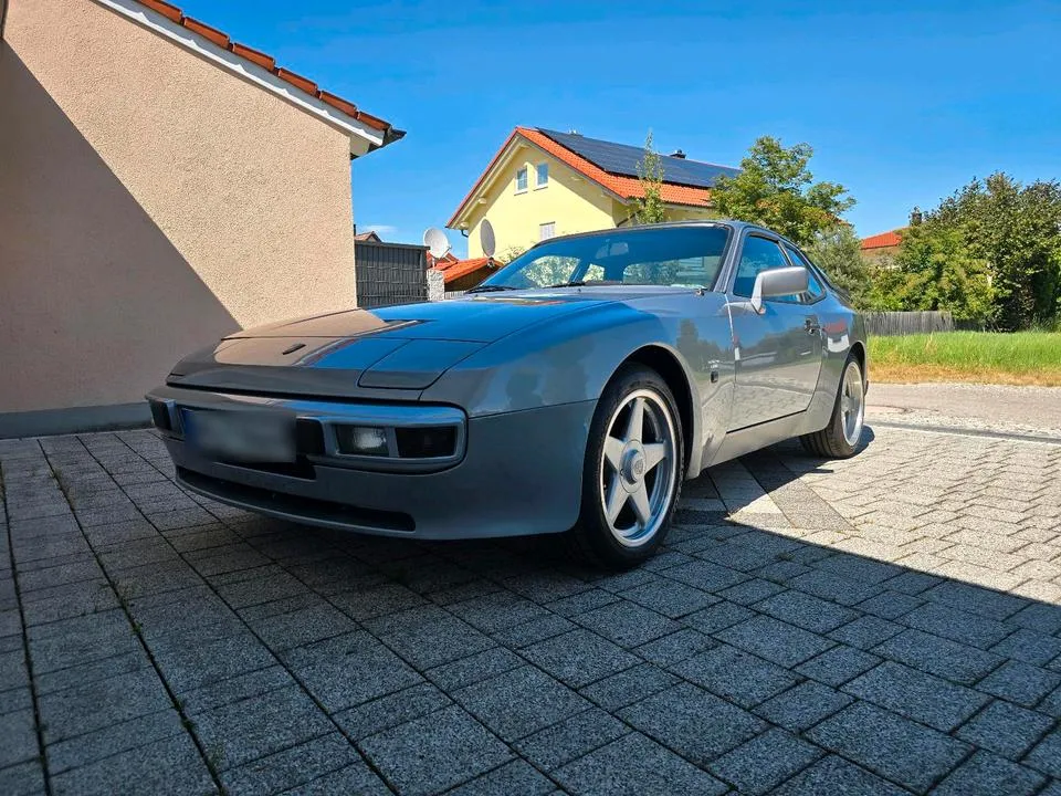 Porsche 944