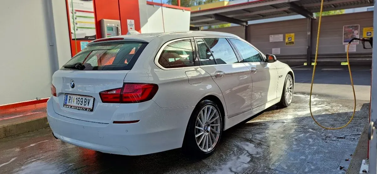 BMW 5 Series 2011 photo 2