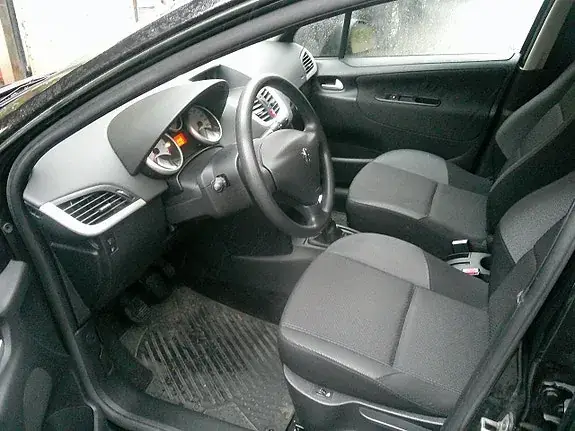 Peugeot 207 2010 photo 3