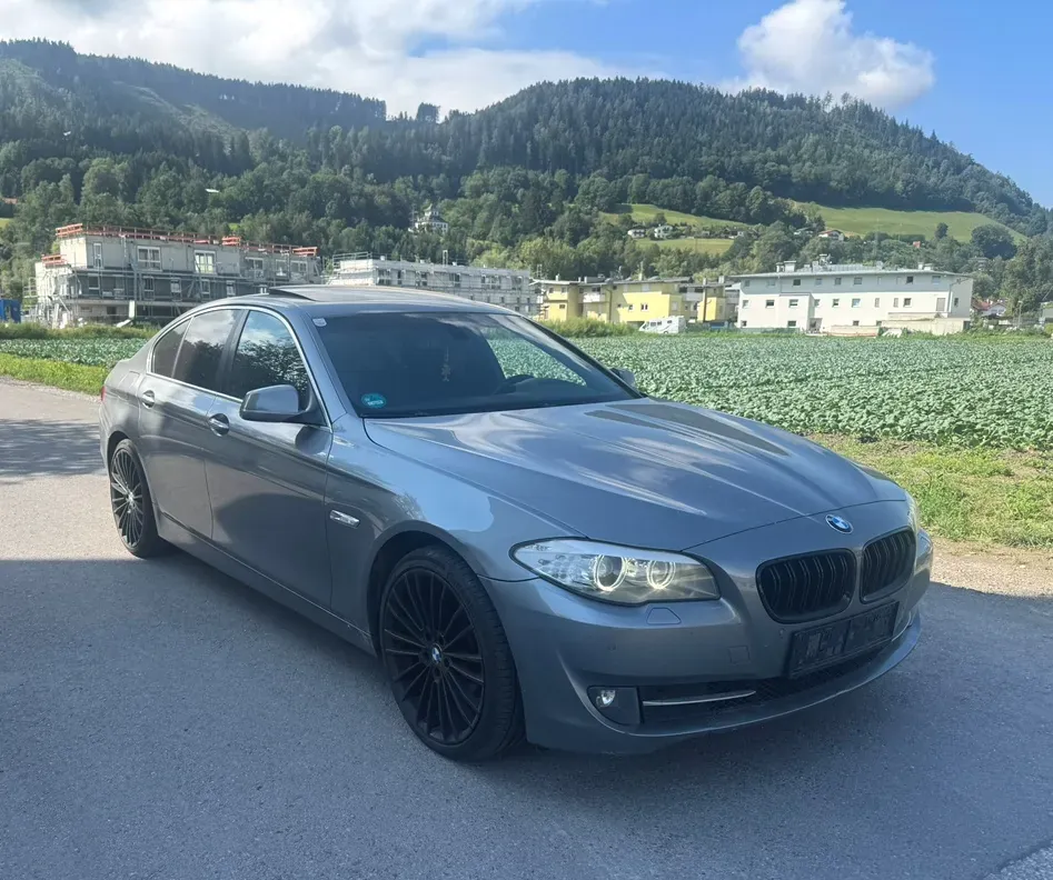 BMW 5 Series 2011 photo 2