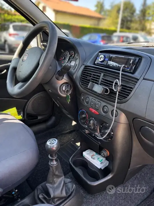 Fiat Punto 2009 photo 2
