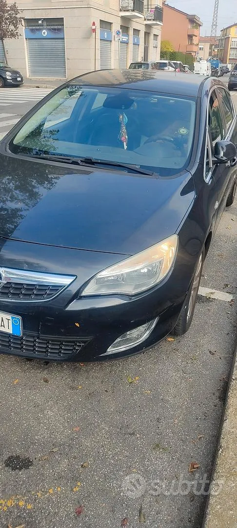 Opel Astra 2012 photo 2