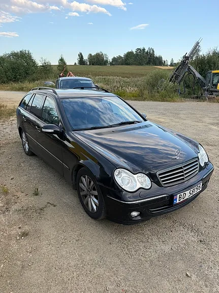 Mercedes-Benz C220 D 2004 photo 2